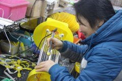 认真工作的杀虫灯生产人员