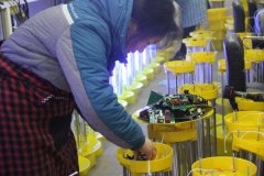 认真安装一体化电路板